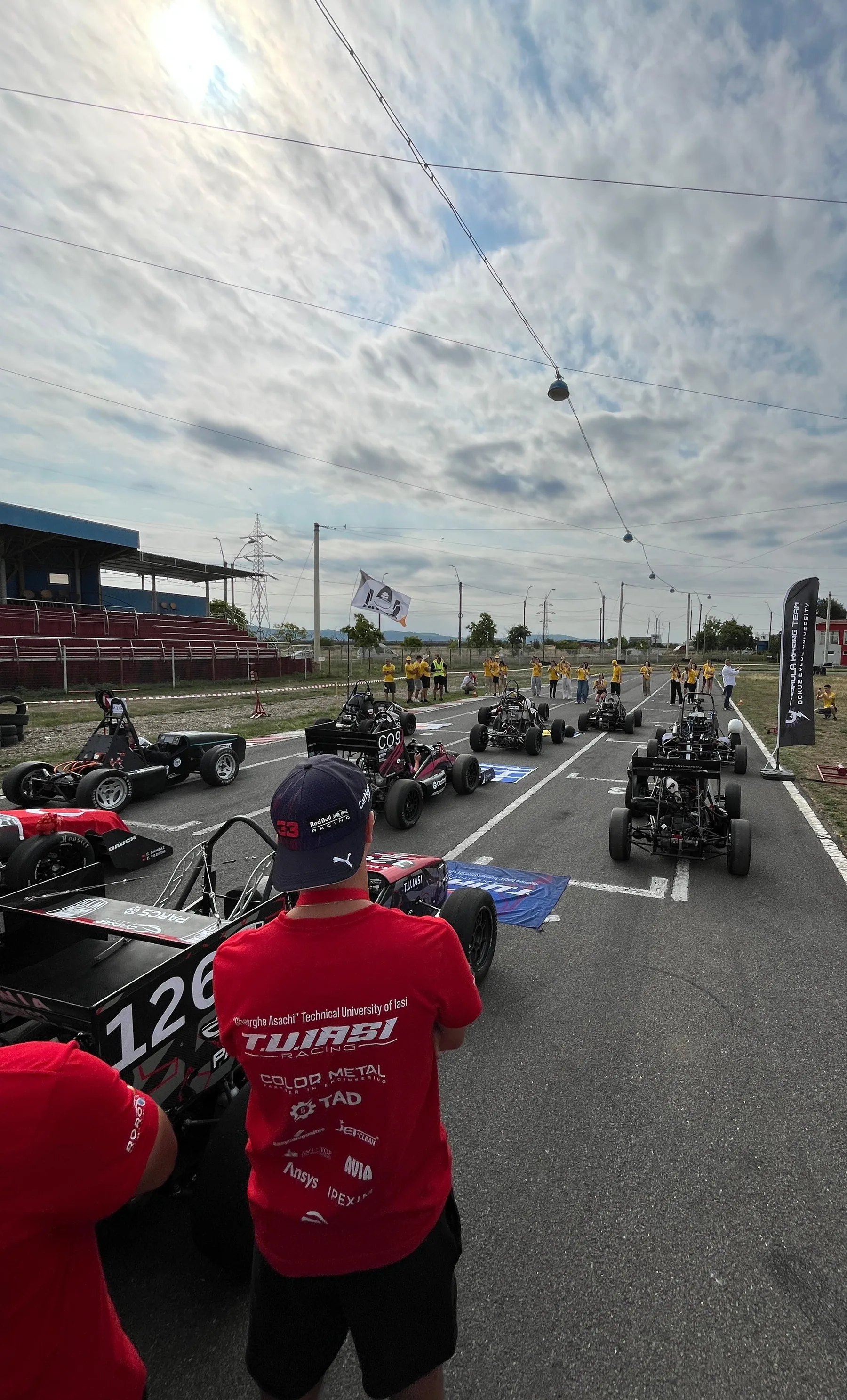 Formula Student Romania yarış alanında farklı üniversitelerin yarış araçları